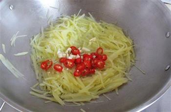韭菜炒土豆丝的做法步骤4