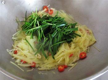 韭菜炒土豆丝的做法步骤5