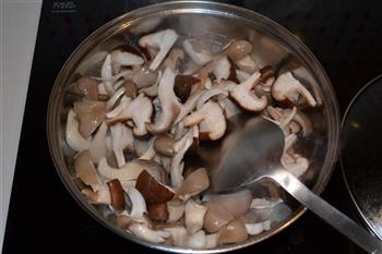 菌菇芋艿煲的做法图解1
