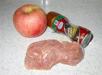 黑椒苹果牛肉粒的做法图解1