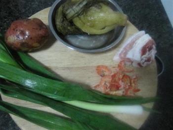 土豆酸菜焖饭的做法步骤1
