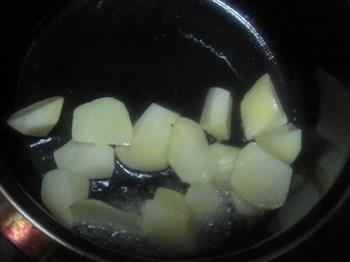土豆酸菜焖饭的做法图解2