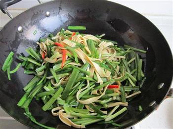 蚝油韭菜炒豆皮的做法步骤8