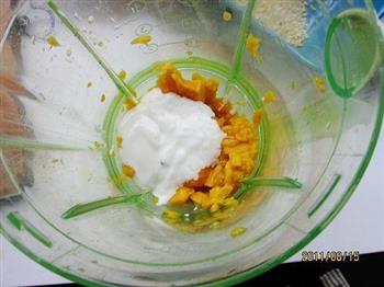 芒果双色果汁的做法步骤2