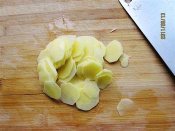 土豆疙瘩汤的做法图解1