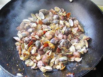 海天酱炒花蛤的做法步骤4