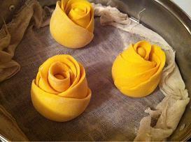 黄玫瑰花馒头的做法步骤10