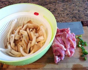 鲍鱼菇肉汤的做法步骤1