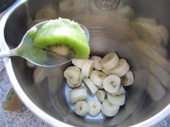 香蕉猕猴桃奶昔的做法步骤3