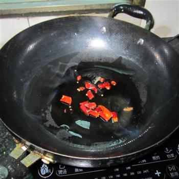 红萝卜炒卤猪肝的做法步骤3