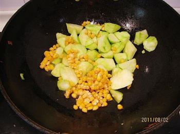 丝瓜炒玉米的做法步骤2