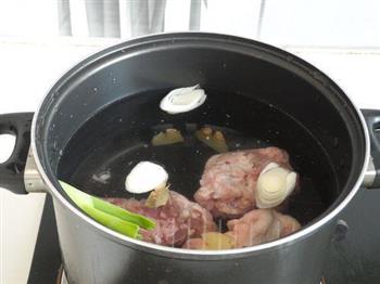 肉滑奶汤火锅的做法步骤3