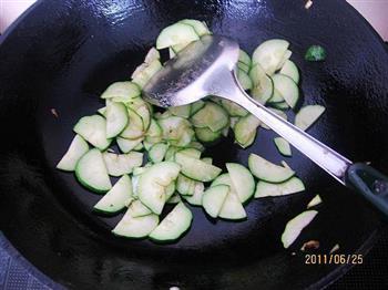 黄瓜炒海肠的做法步骤3