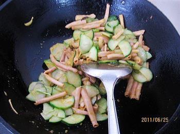 黄瓜炒海肠的做法步骤5