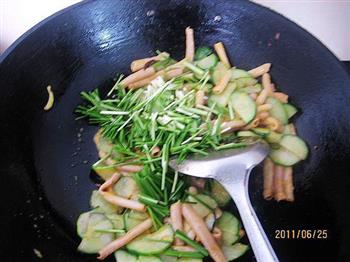 黄瓜炒海肠的做法步骤6
