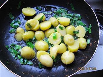 葱油小土豆的做法步骤5