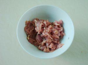 丝瓜炒肉片的做法步骤2