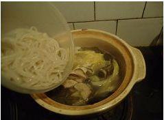 砂锅白菜海带汤的做法图解10