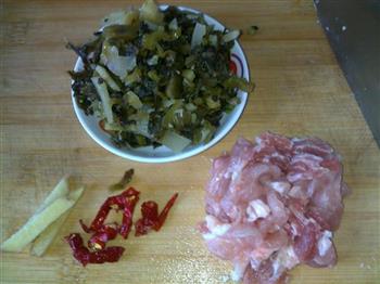 蚕豆雪菜肉丝的做法步骤1