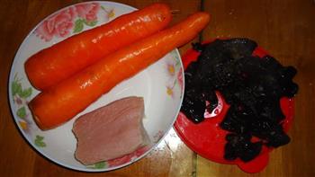 胡萝卜木耳炒肉的做法步骤1