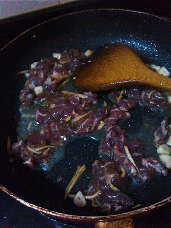 青椒炒牛肉的做法步骤5