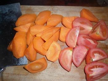 胡萝卜番茄鱼骨汤的做法步骤1