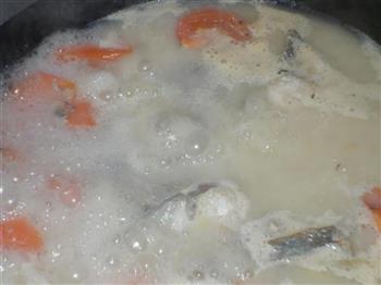 胡萝卜番茄鱼骨汤的做法步骤7