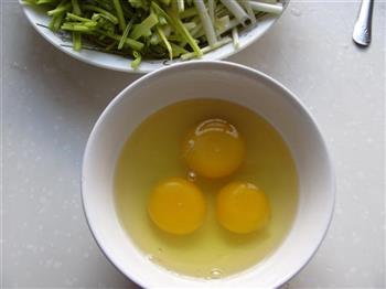 蒜黄炒蛋的做法图解2