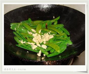 蒜香荷兰豆的做法步骤5