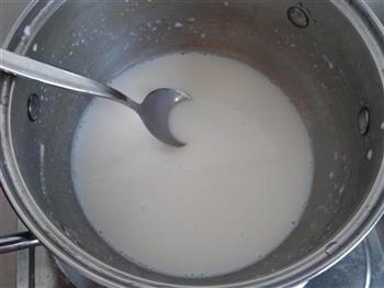 牛奶软糕配黑糖蜜的做法步骤1