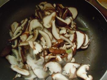 香菇片炒西芹丝的做法图解4