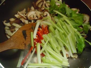 香菇片炒西芹丝的做法步骤5