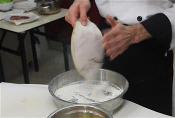 香煎黄金鲽鱼的做法步骤2
