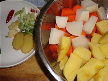 土豆萝卜柱侯牛排的做法步骤2