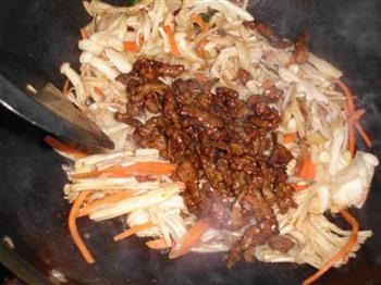 金针菇炒肉丝的做法步骤6
