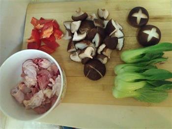 香菇鸡肉煲仔饭的做法步骤3