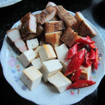 豆腐烧腊肉的做法步骤1