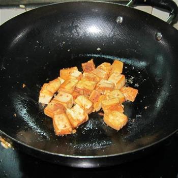 豆腐烧腊肉的做法图解2