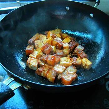 豆腐烧腊肉的做法步骤3