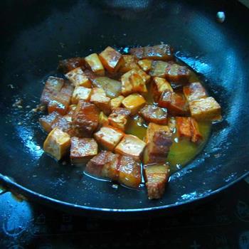 豆腐烧腊肉的做法步骤4