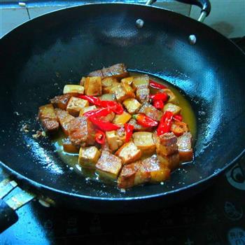 豆腐烧腊肉的做法图解5