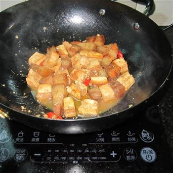 豆腐烧腊肉的做法步骤6