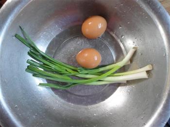 蒜苗炒鸡蛋皮的做法步骤1