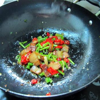 辣椒炒腊肉的做法步骤6