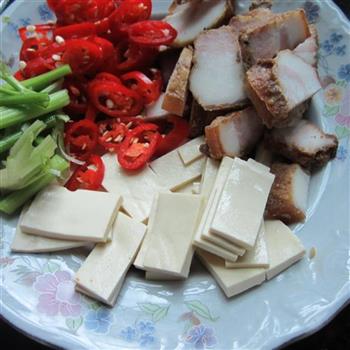 豆腐片炒腊肉的做法图解3