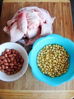 花生黄豆煲猪蹄的做法步骤1