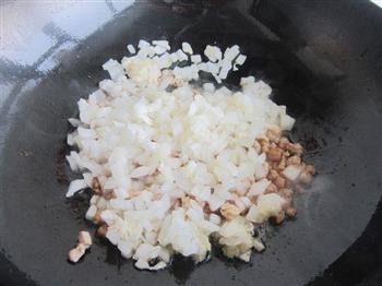 酸菜肉末炒米饭的做法步骤7
