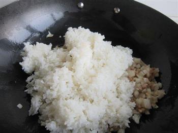 酸菜肉末炒米饭的做法步骤8
