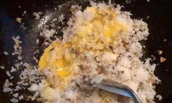 香菇鸡蛋酱油炒饭的做法图解3