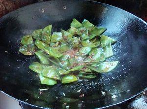 扁豆炒肉的做法步骤7